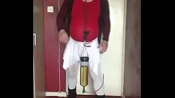 Afspelen Sissy crossdresser wanneer ga je mijn pisbuis vullen met pis zodat ik het kan slikken