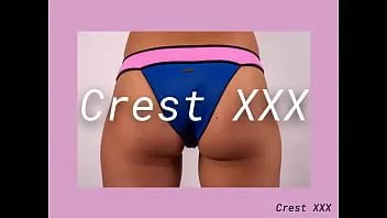 تشغيل Cam crest يمارس الجنس مع عارض أزياء فائق السخونة بقضيبه الأمريكي الكبير ، الثابت ، المختون. تحب وجود ديك في بلدها حليق الرطب كس.