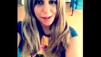 تشغيل أنثى مثير الرياء لها السرة الخارجية الكبيرة