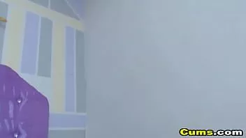 播放 漂亮宝贝喜欢玩她的猫