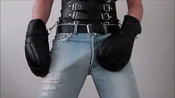 Riproduci Boundinlevis - sfregamento e cumming in levis con guanti di pelle