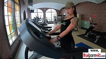 play Busty amatör Tayland genç rahatlatıcı üzerinde bir büyük beyaz horoz egzersiz sonra