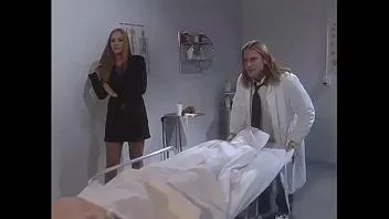 Reproducir La rubia de buen corazón Lauren Phoenix ayuda a un apuesto doctor que era tremendamente tímido con las mujeres y por eso hablaba principalmente con D. chicas