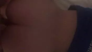 Odtwórz Ruda żona zostaje zerżnięta twarzą w dół w dupę!