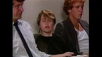 Reproducir La estrella porno clásica paula meadows es follada por tom byron mientras paul thomas mira