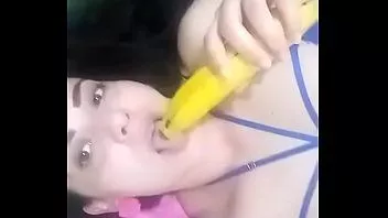 Afspelen Catherine osorio speelt met banaan