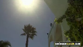 play جيني مستعدة للتأرجح والمبادلة واللعنة
