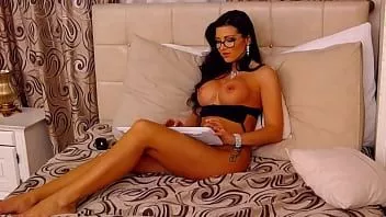 play Atemberaubendes Model spielt in High-Definition-Show mit sich selbst