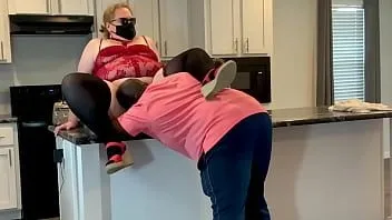 Afspelen Hete geile ssbbw blonde milf makelaar flirt met huurder en krijgt doggystyle creampie in poesje, zwarte lul komt binnen