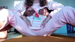 play Asian Stiefdad fickt die enge Muschi des Teenagers in den Arsch