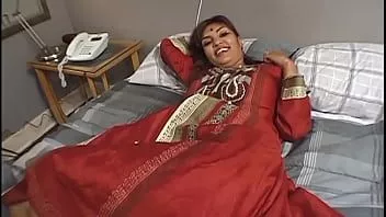 Reproducir India hace su primer casting porno y se cubre la cara por completo de esperma