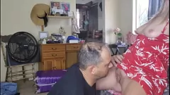 चलाएँ Stepdad अपने शरारती गोरी सौतेली बेटी की तंग चूत को चाटने का विरोध नहीं कर सकता