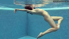 play Lady Dee: Heißer tschechischer Teenager Versucht im Pool mit ungezogenen Possen