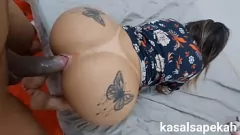 Redare Delicious Anal Delight: pornstar interrazial cu fundul mare și tatuaje