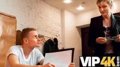 Jouer Leçon secrète du tuteur: la professeure russe mature Janine Hard devient coquine avec l'élève