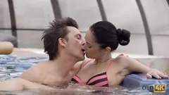 تشغيل شابة سمراء في سن المراهقة أنجي مون تعطي اللسان الحسي لزوجها القديم وتنتهي بشاعر الوجه الساخن