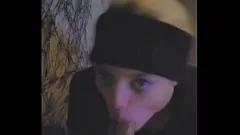 Redare Urmărește cum această fată îndrăzneață face un pariu sălbatic pentru a suge niște niște la întâmplare în centrul orașului Chicago pentru o sută de dolari!