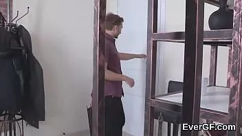 play Бедный ебарь позволяет сексуальному приятелю трахнуть его девушку за наличные