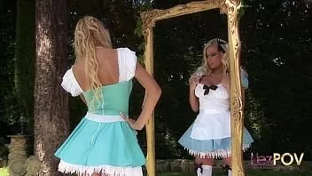 play Lésbicas de tetas grandes se conheceram no belo jardim mágico