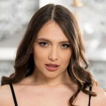 قناة Izzy Lush